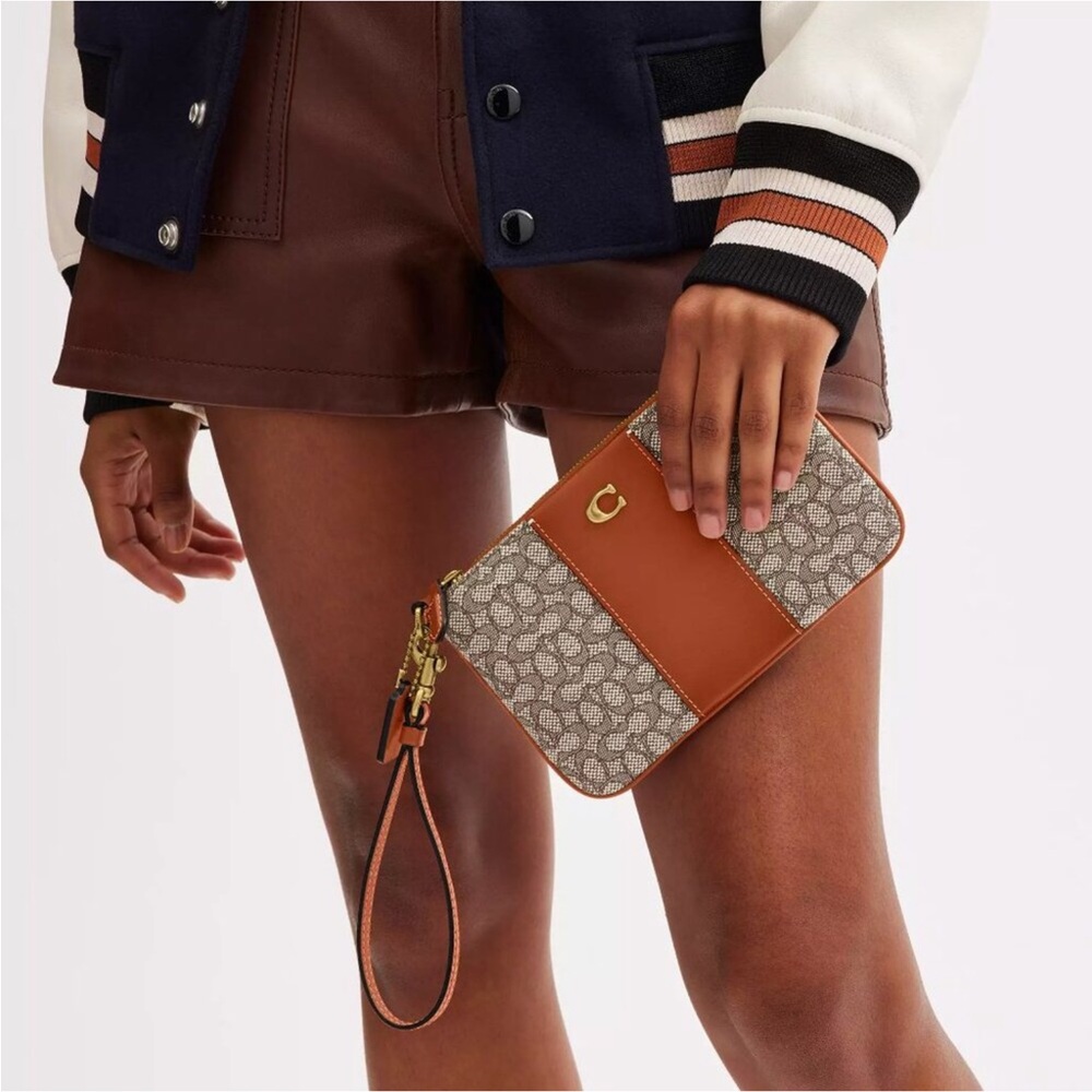 🥰 Coach Small Wristlet In Signature Jacquard
